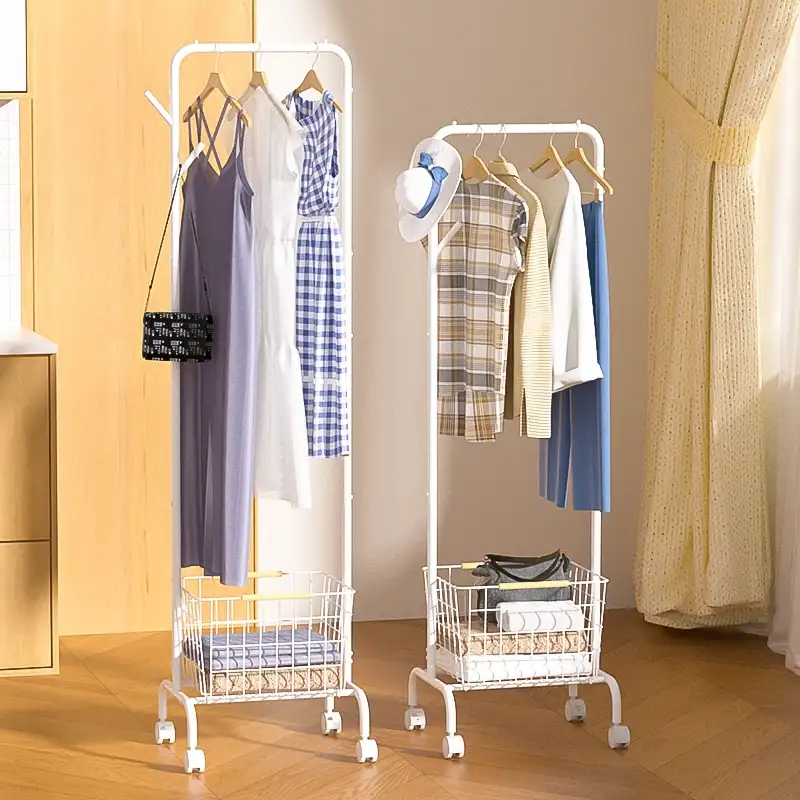 Giá treo quần áo đứng trên sàn di động có giỏ đựng đồ